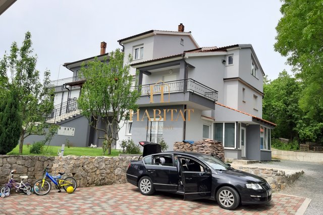 Brešca, u blizini Jurdani, samostojeća kuća od 5 stambenih jedinica prodaje se u cjelini ili zasebno