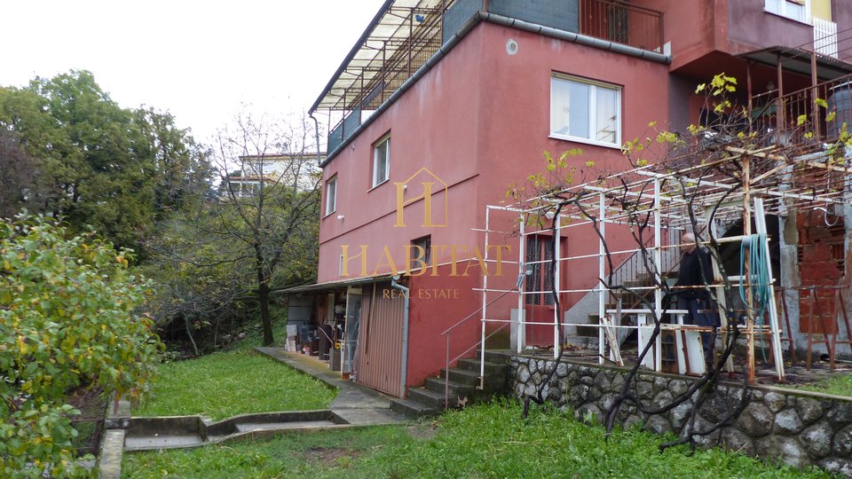 MATULJI - samostojeća kuća sa 4 stana površine 400 m2